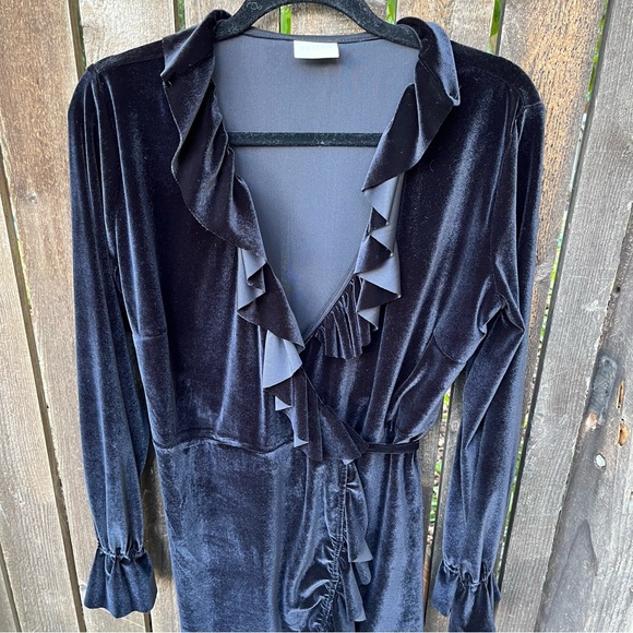 SukiSo Short Ruffle Black Velvet Wrap Dress Sz L - Picture 5 of 15